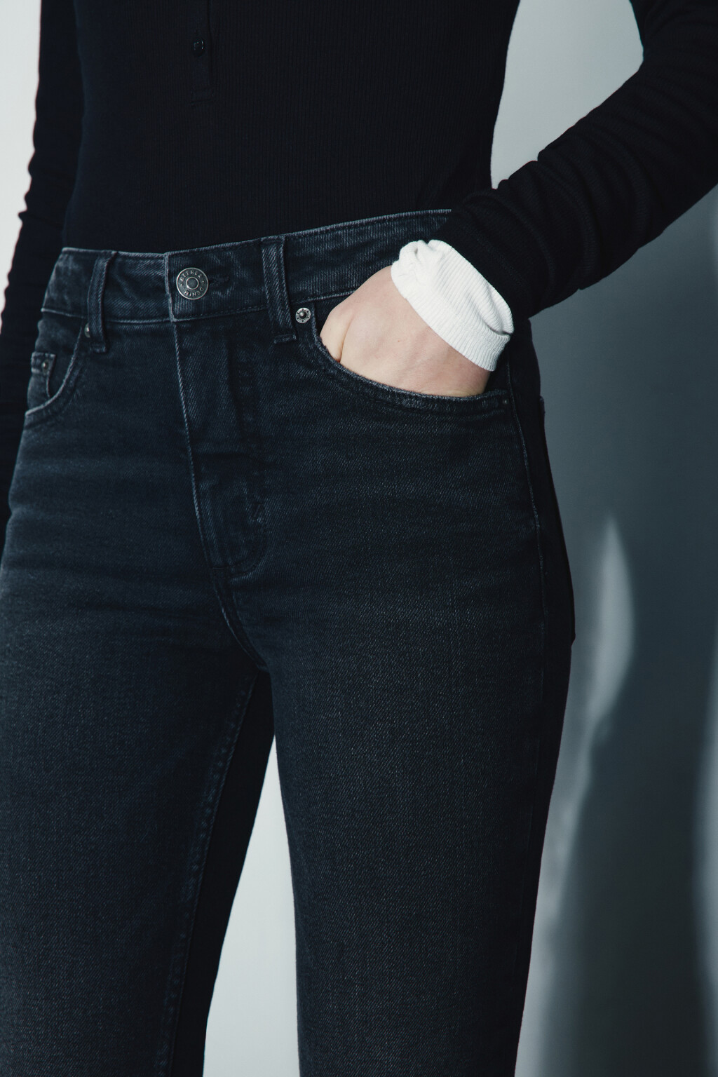 Джинсы клеш с разрезами по низу - цвет черный - 5