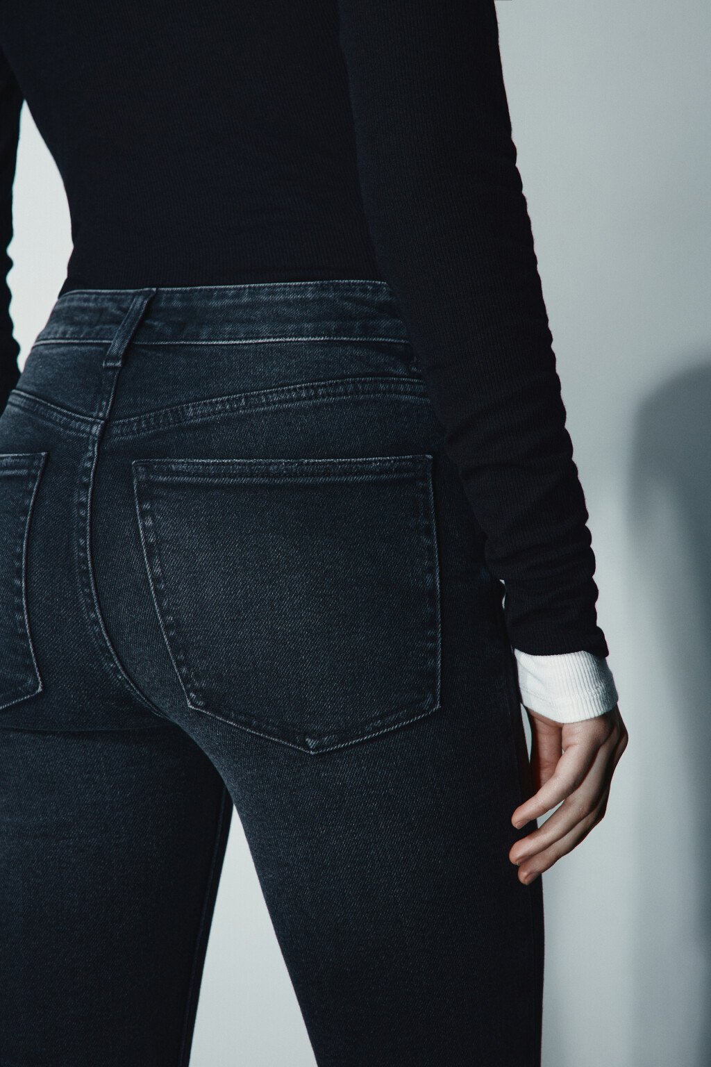 Джинсы клеш с разрезами по низу - цвет черный - 6