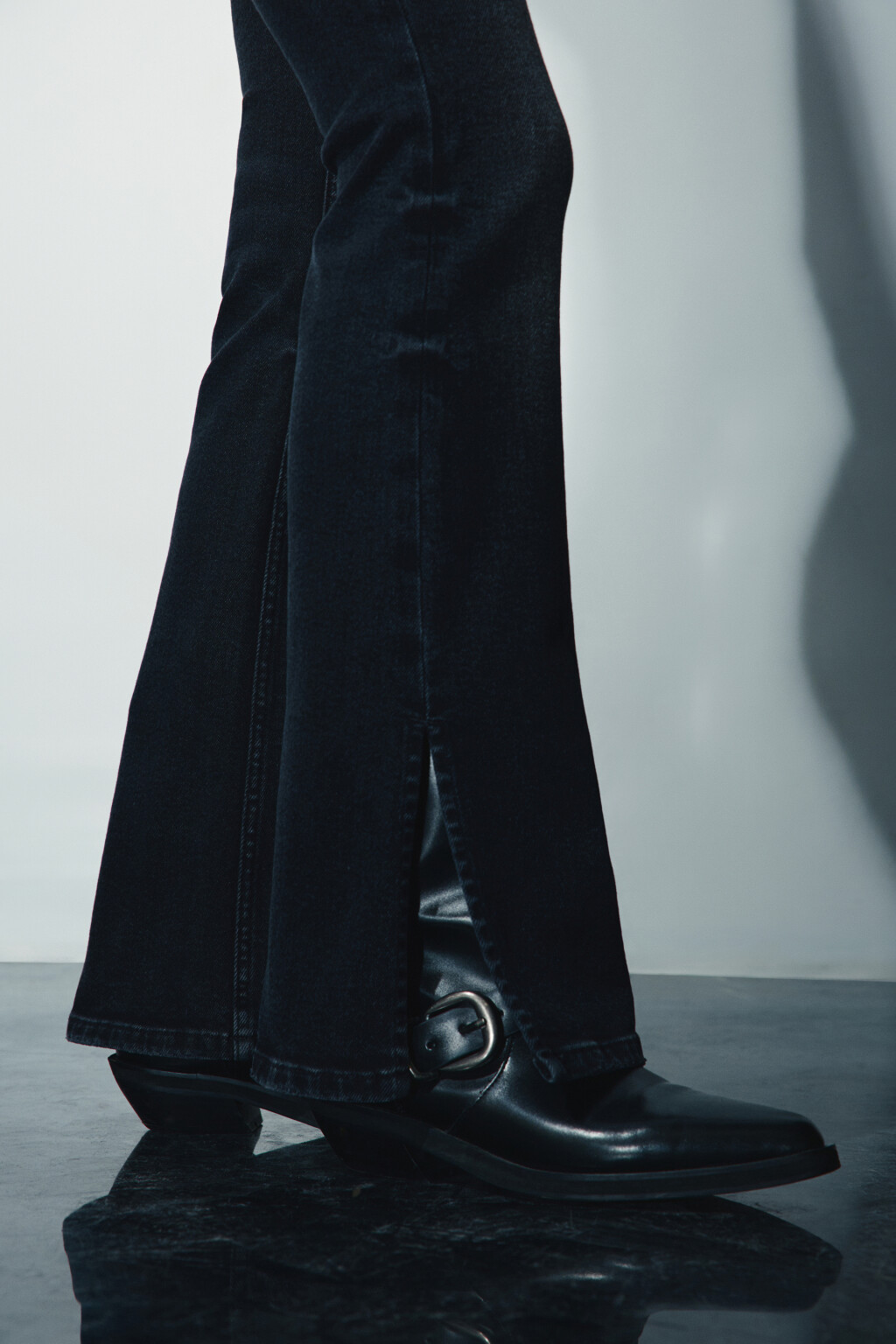 Джинсы клеш с разрезами по низу - цвет черный - 7