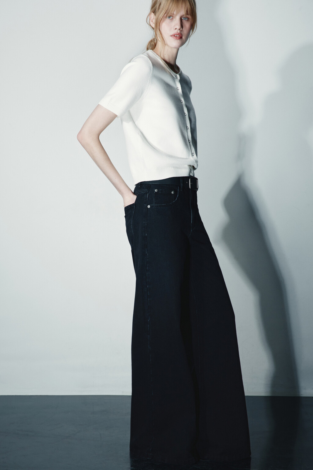 Джинсы широкие с ремнем - цвет черный - 2