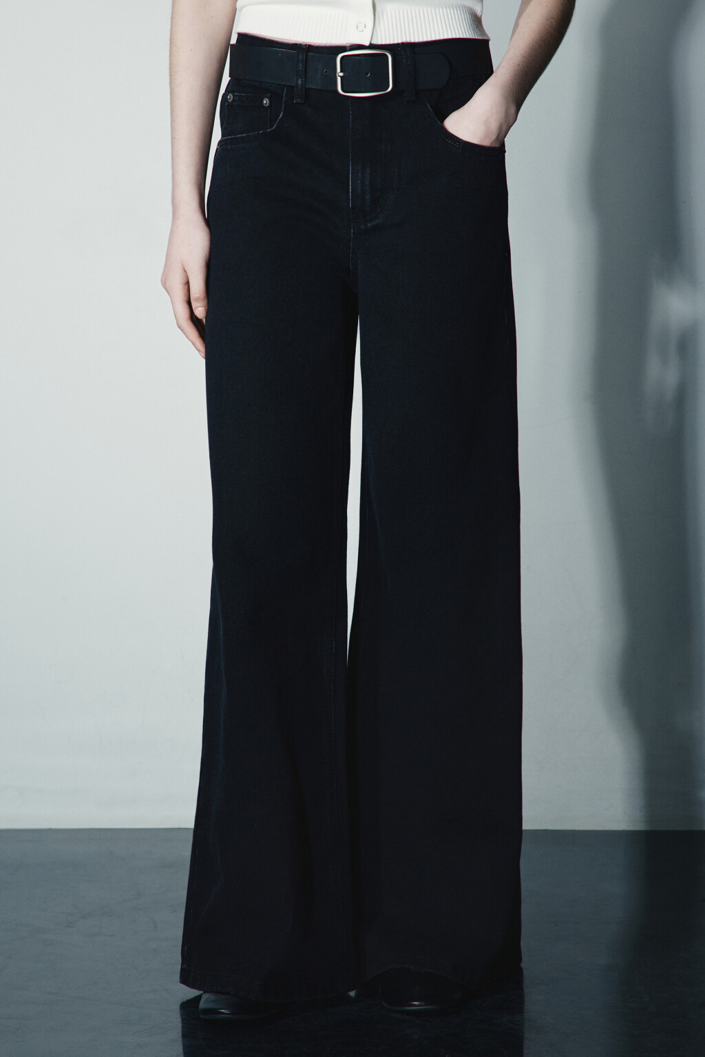 Джинсы широкие с ремнем - цвет черный - 3
