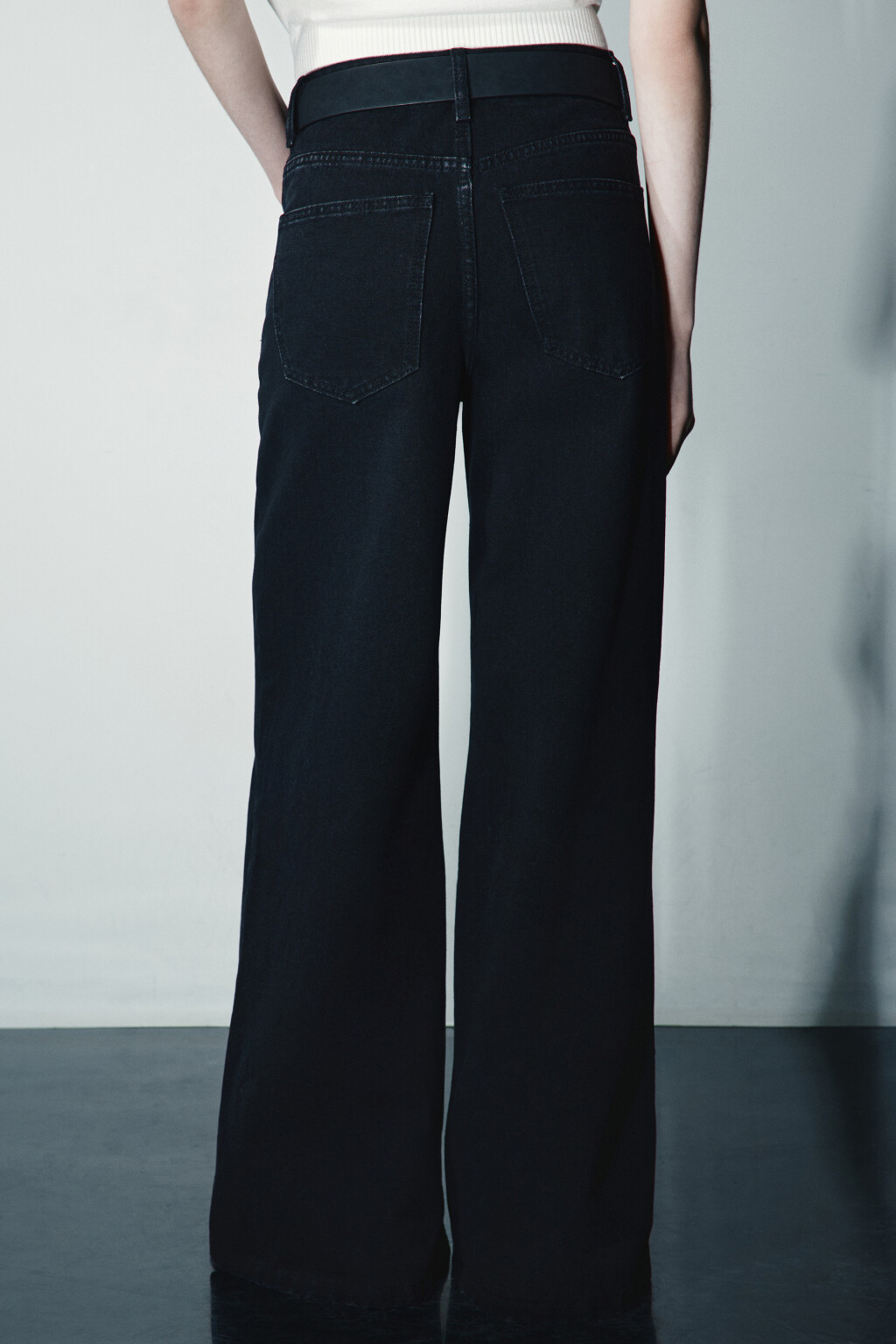 Джинсы широкие с ремнем - цвет черный - 4