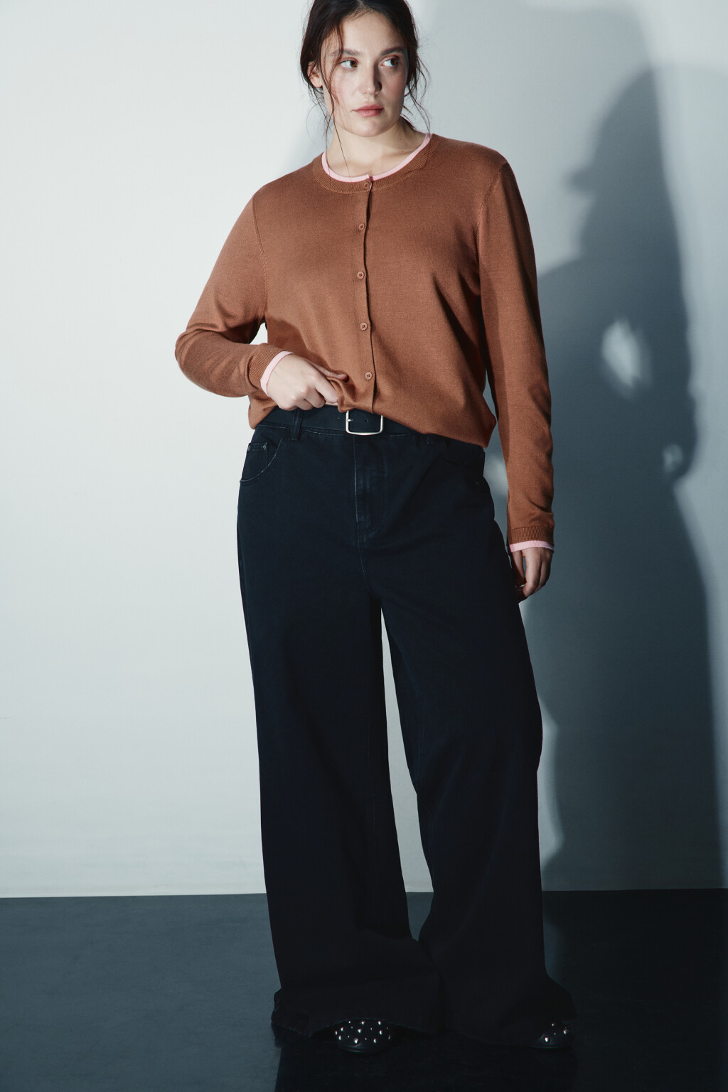 Джинсы широкие с ремнем - цвет черный - 1