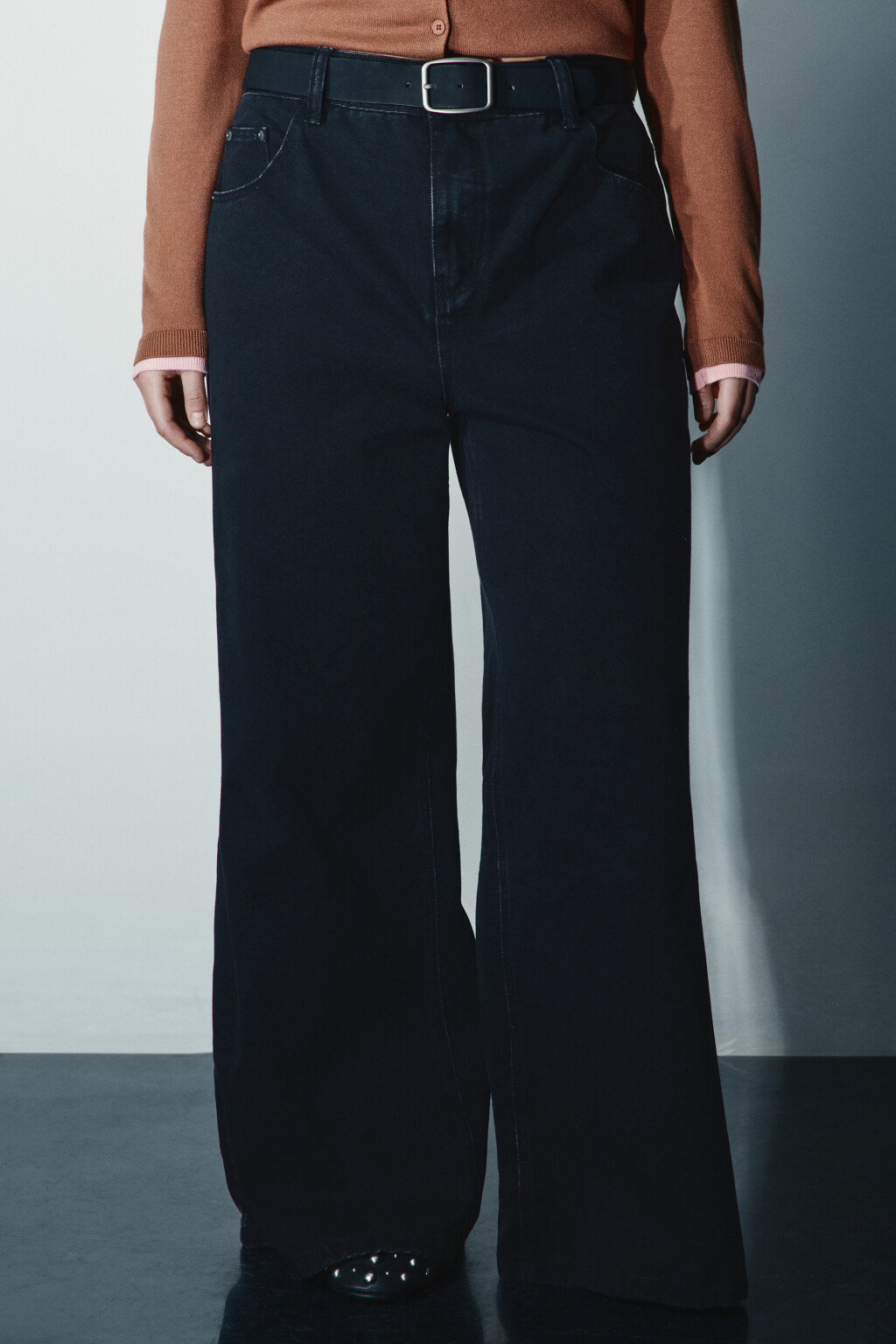 Джинсы широкие с ремнем - цвет черный - 2