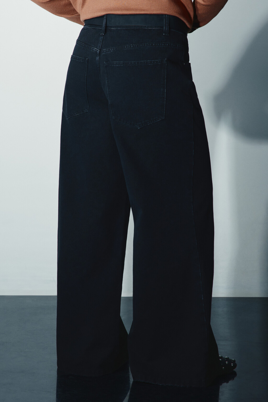 Джинсы широкие с ремнем - цвет черный - 3