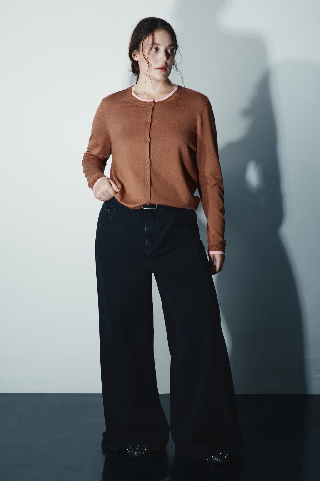 Джинсы широкие с ремнем - цвет черный - 4