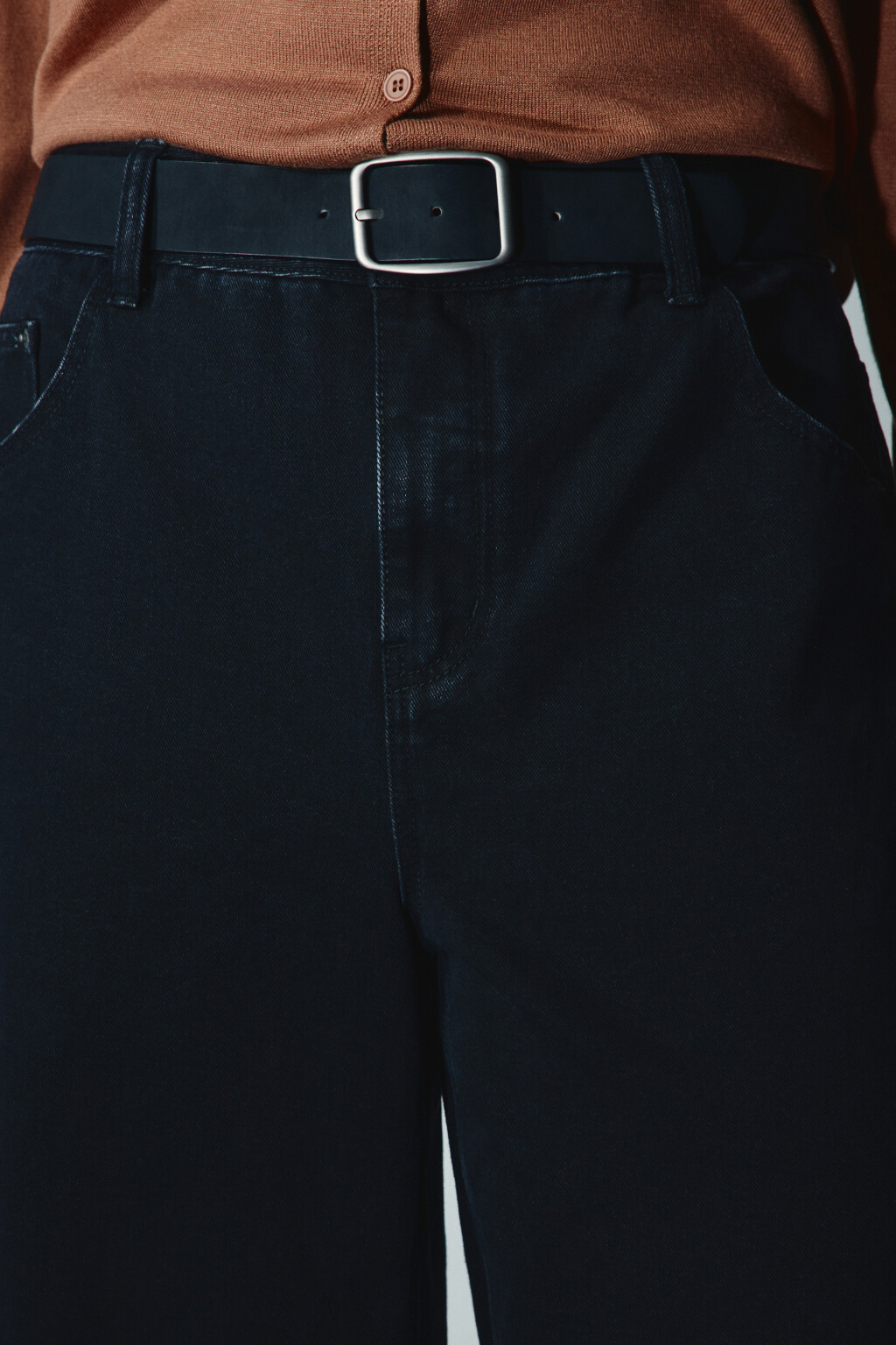 Джинсы широкие с ремнем - цвет черный - 5