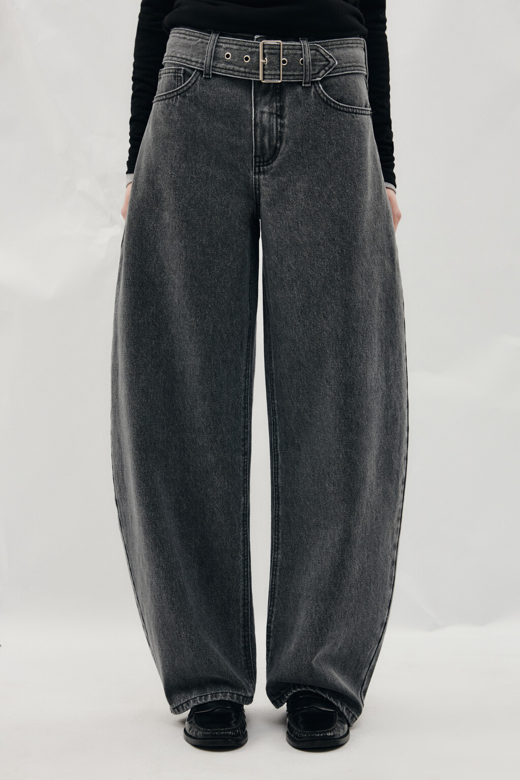 Джинсы barrel fit с декоративным ремнем - цвет серый - 2