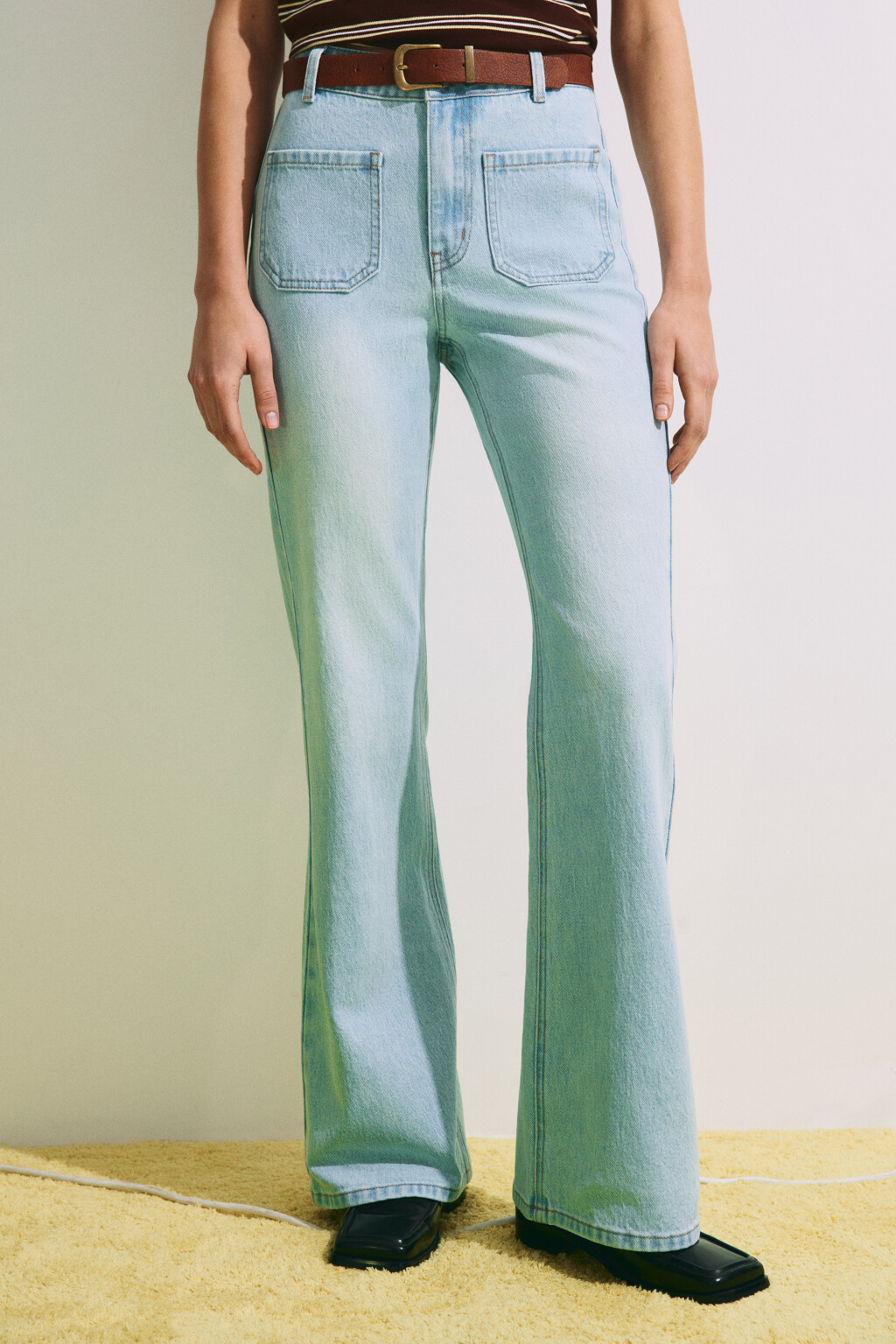 Джинсы клеш со средней посадкой и ремнем - цвет голубой - 2