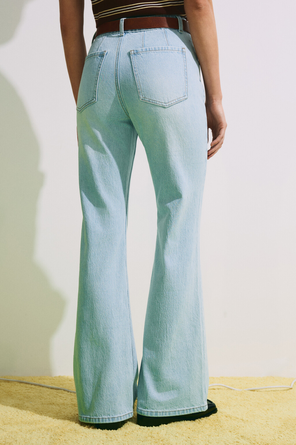 Джинсы клеш со средней посадкой и ремнем - цвет голубой - 3