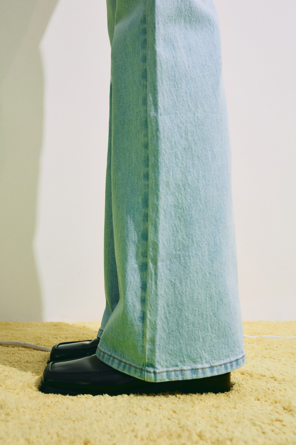 Джинсы клеш со средней посадкой и ремнем - цвет голубой - 6