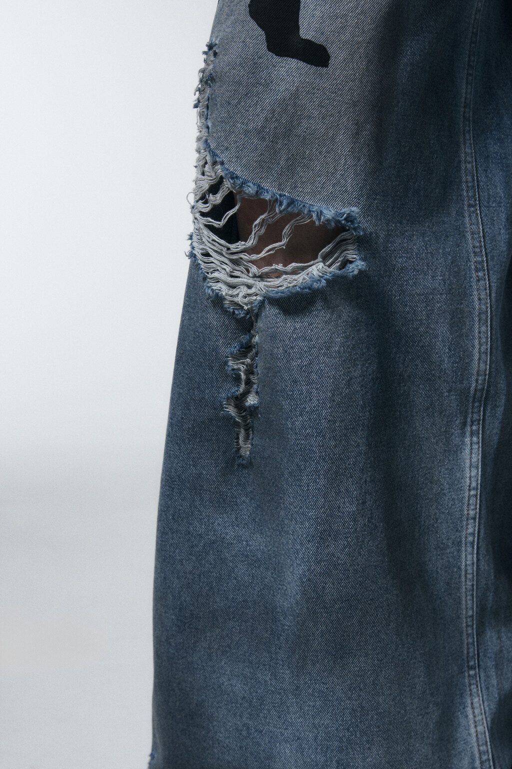 Джинсы baggy fit со средней посадкой рваные - цвет синий - 5
