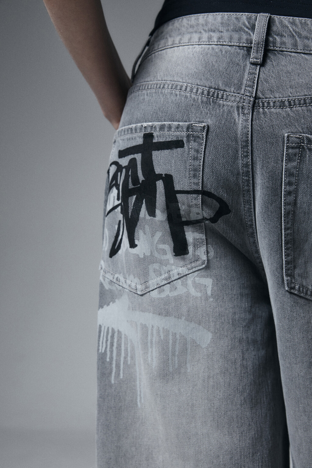 Джинсы baggy fit со средней посадкой и принтом - цвет серый - 8