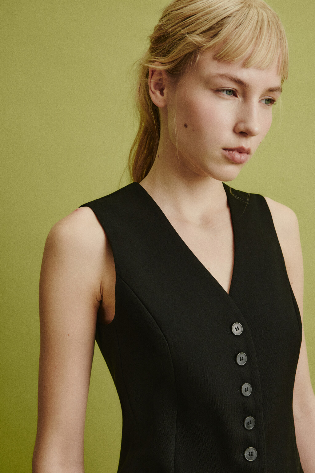 Жилет из костюмной ткани - цвет черный - 6