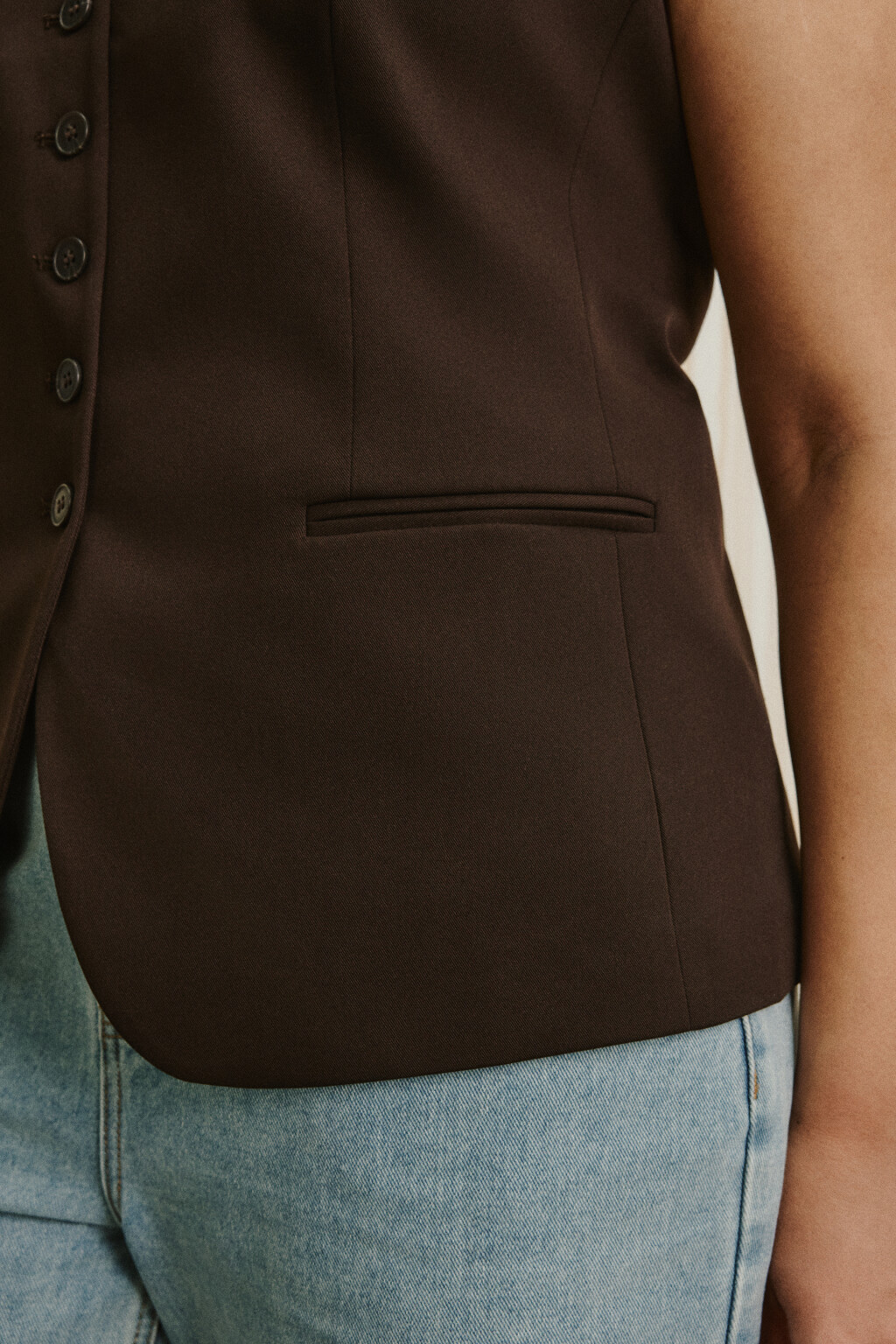 Жилет из костюмной ткани - цвет коричневый - 7