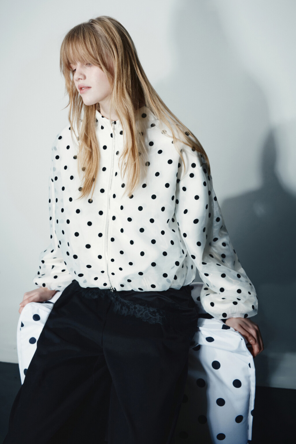 Бомбер в горошек - цвет белый - 2