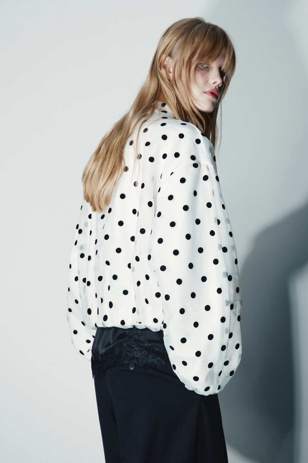 Бомбер в горошек - цвет белый - 3