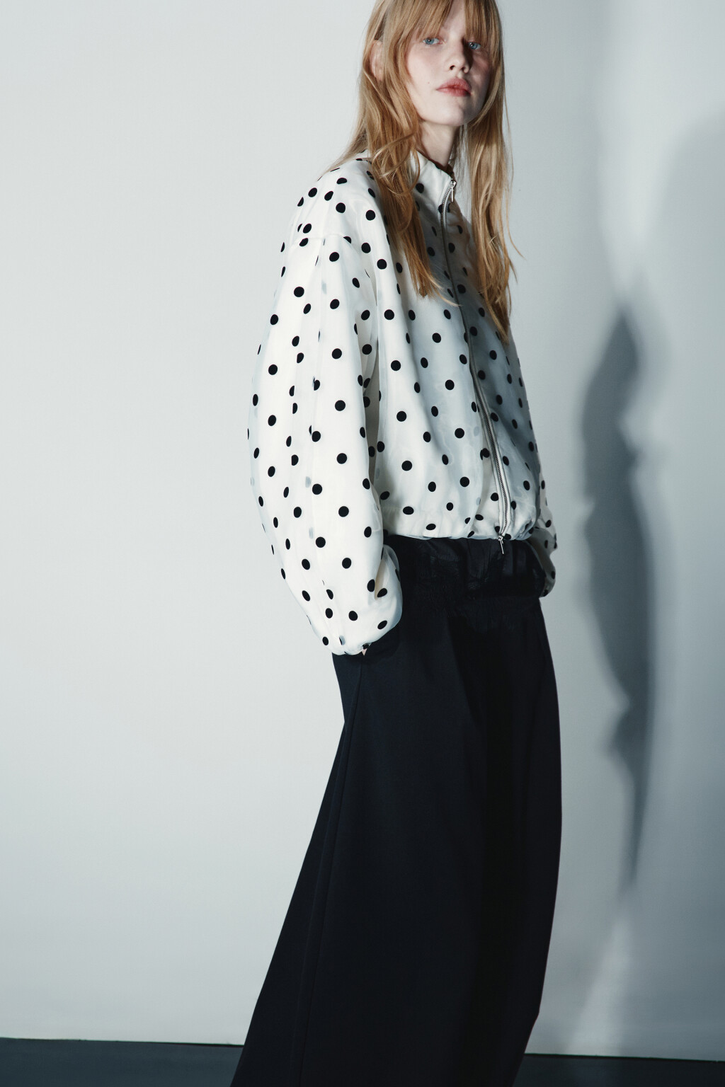 Бомбер в горошек - цвет белый - 4