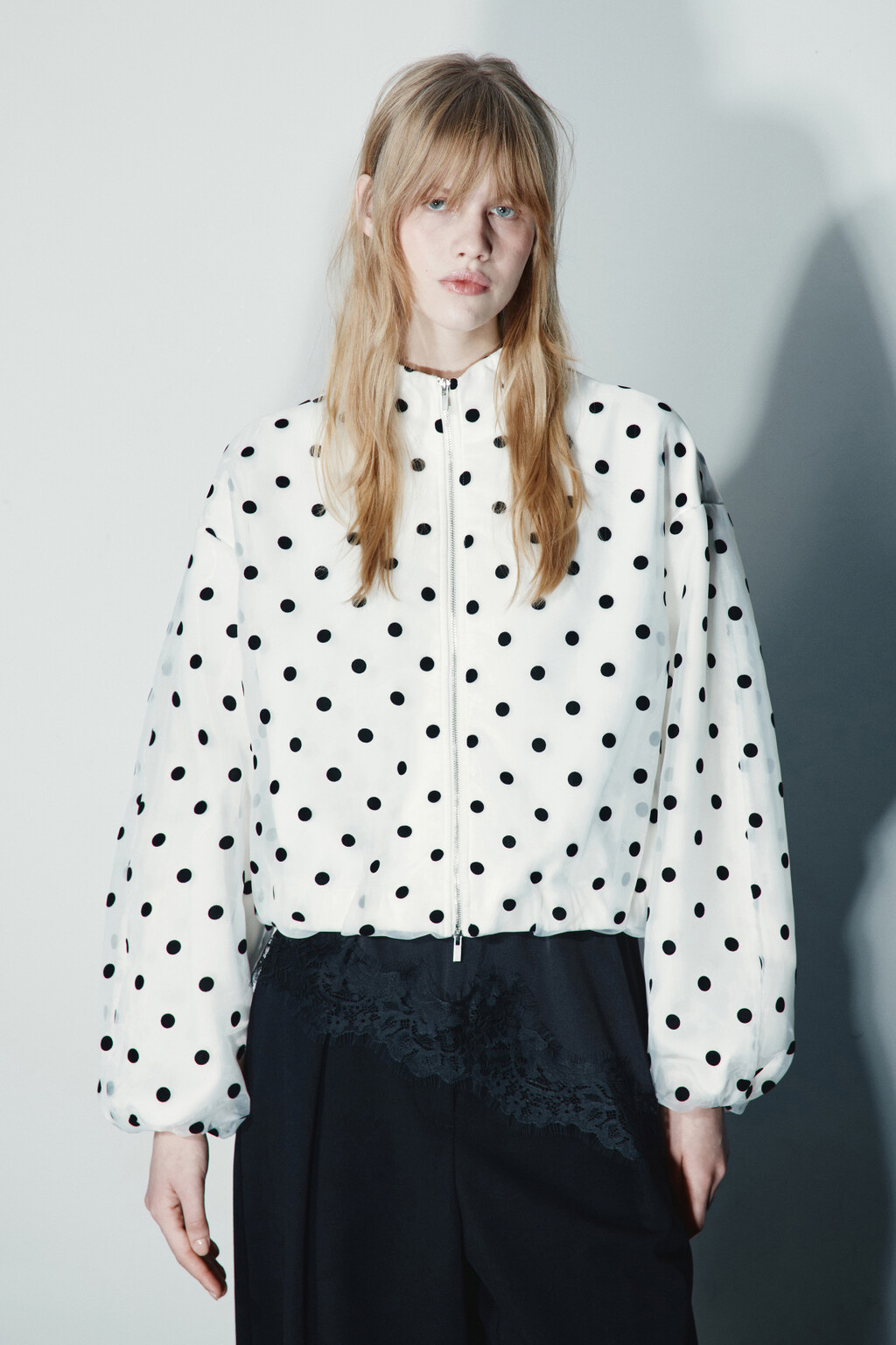 Бомбер в горошек - цвет белый - 5