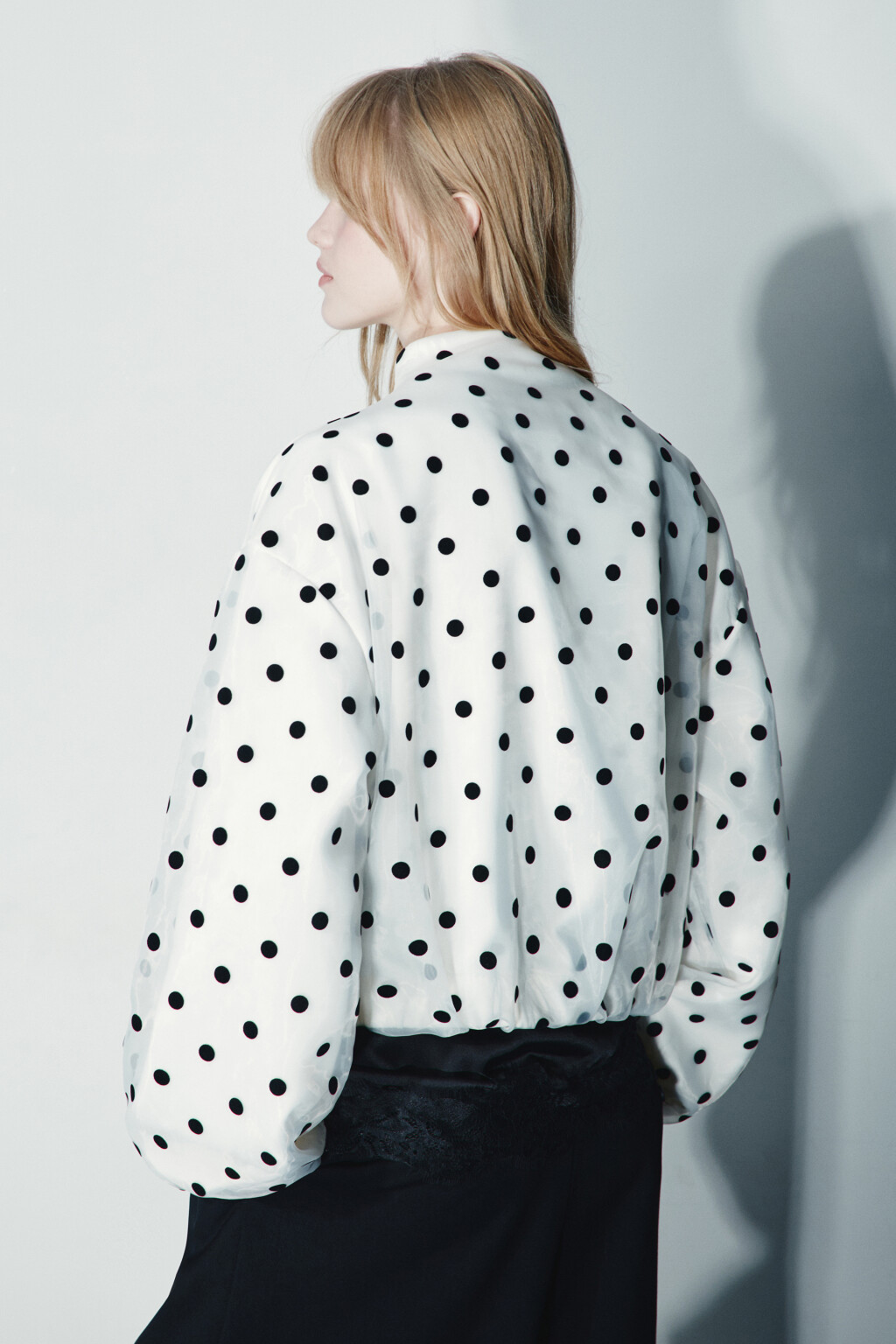 Бомбер в горошек - цвет белый - 6