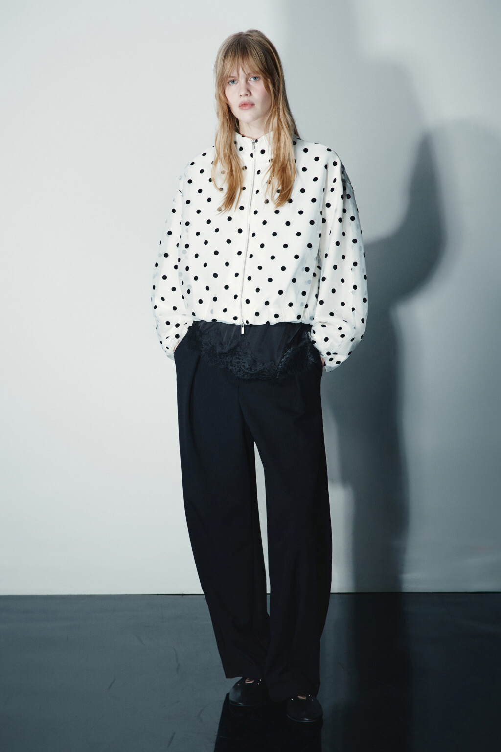 Бомбер в горошек - цвет белый - 7