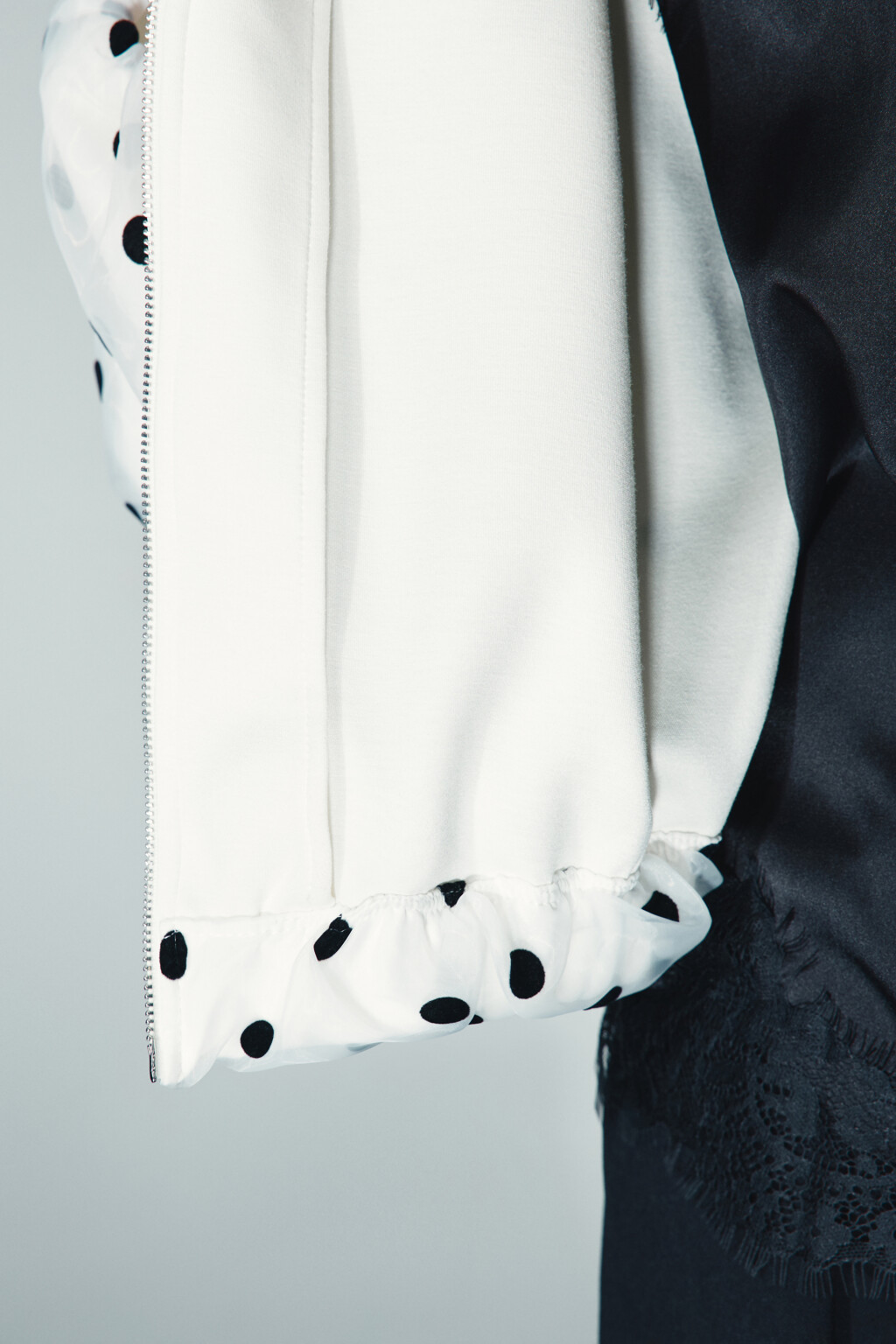 Бомбер в горошек - цвет белый - 10