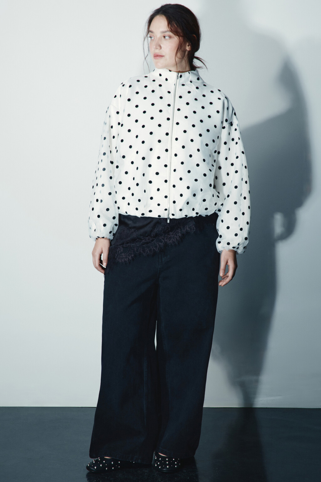 Бомбер в горошек - цвет белый - 2