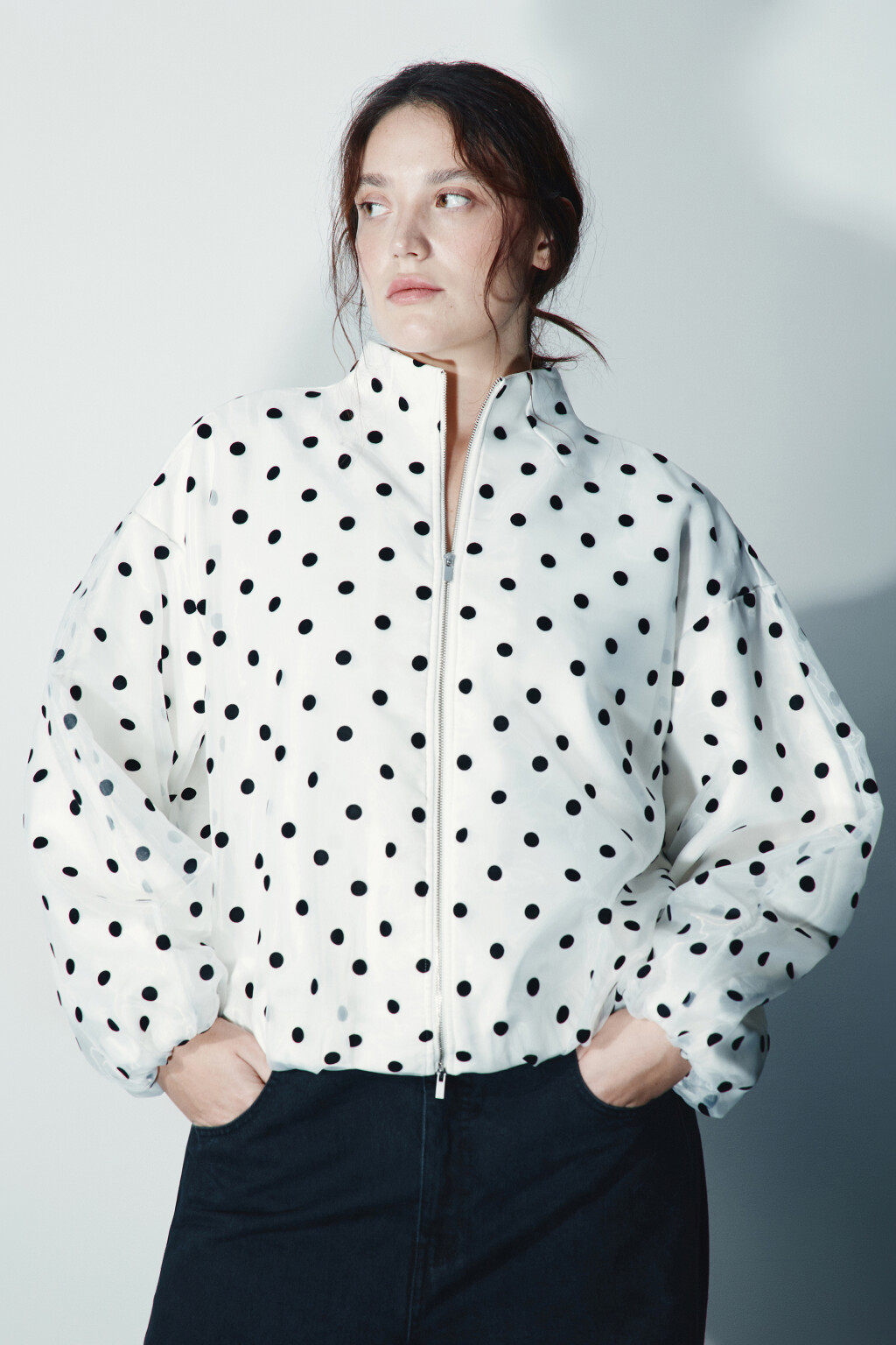 Бомбер в горошек - цвет белый - 3