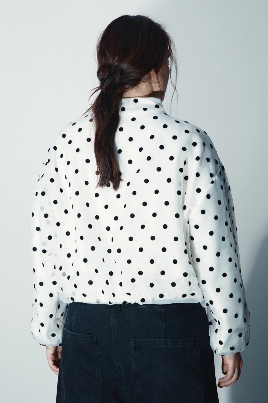 Бомбер в горошек - цвет белый - 4