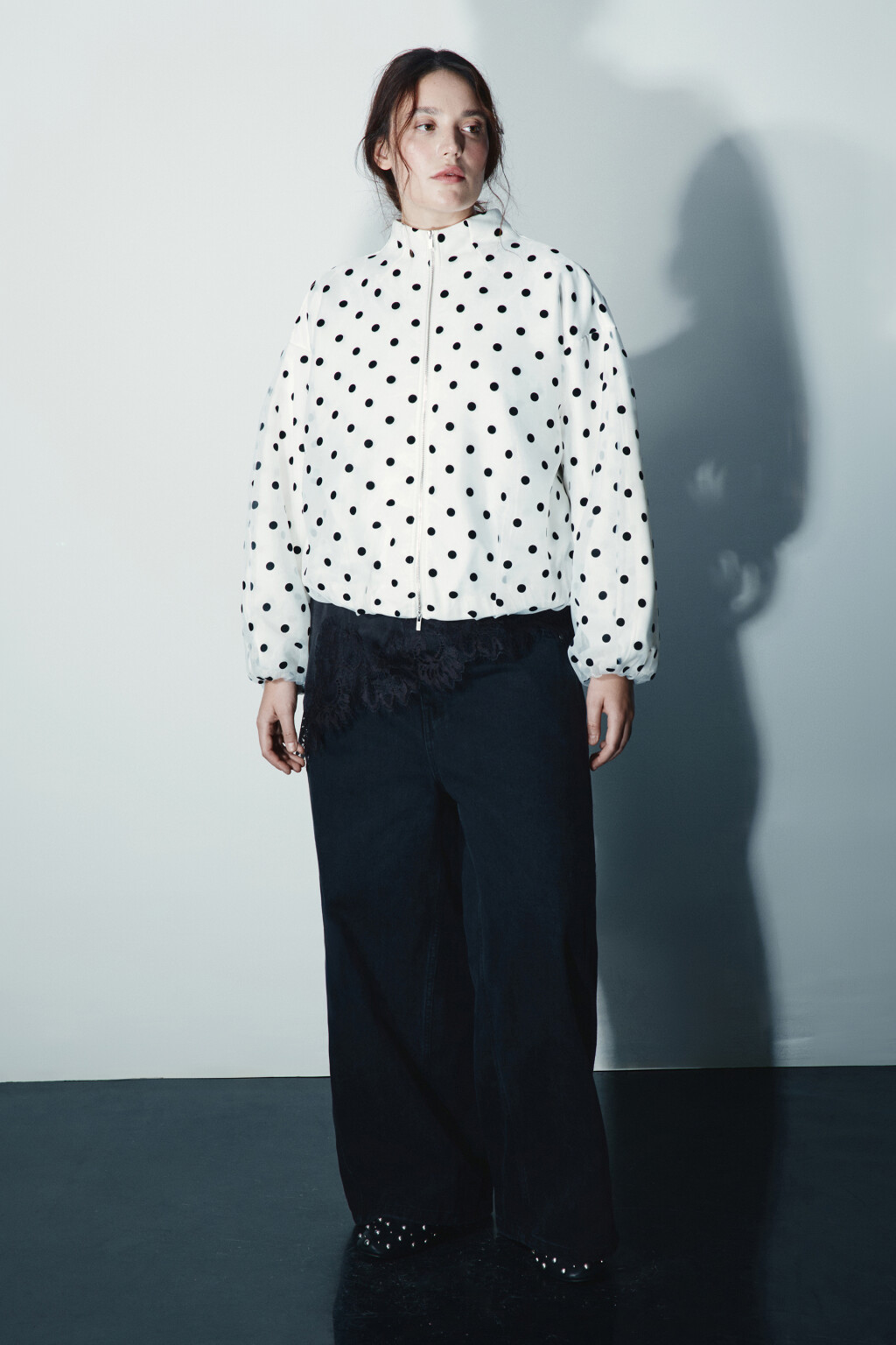 Бомбер в горошек - цвет белый - 5