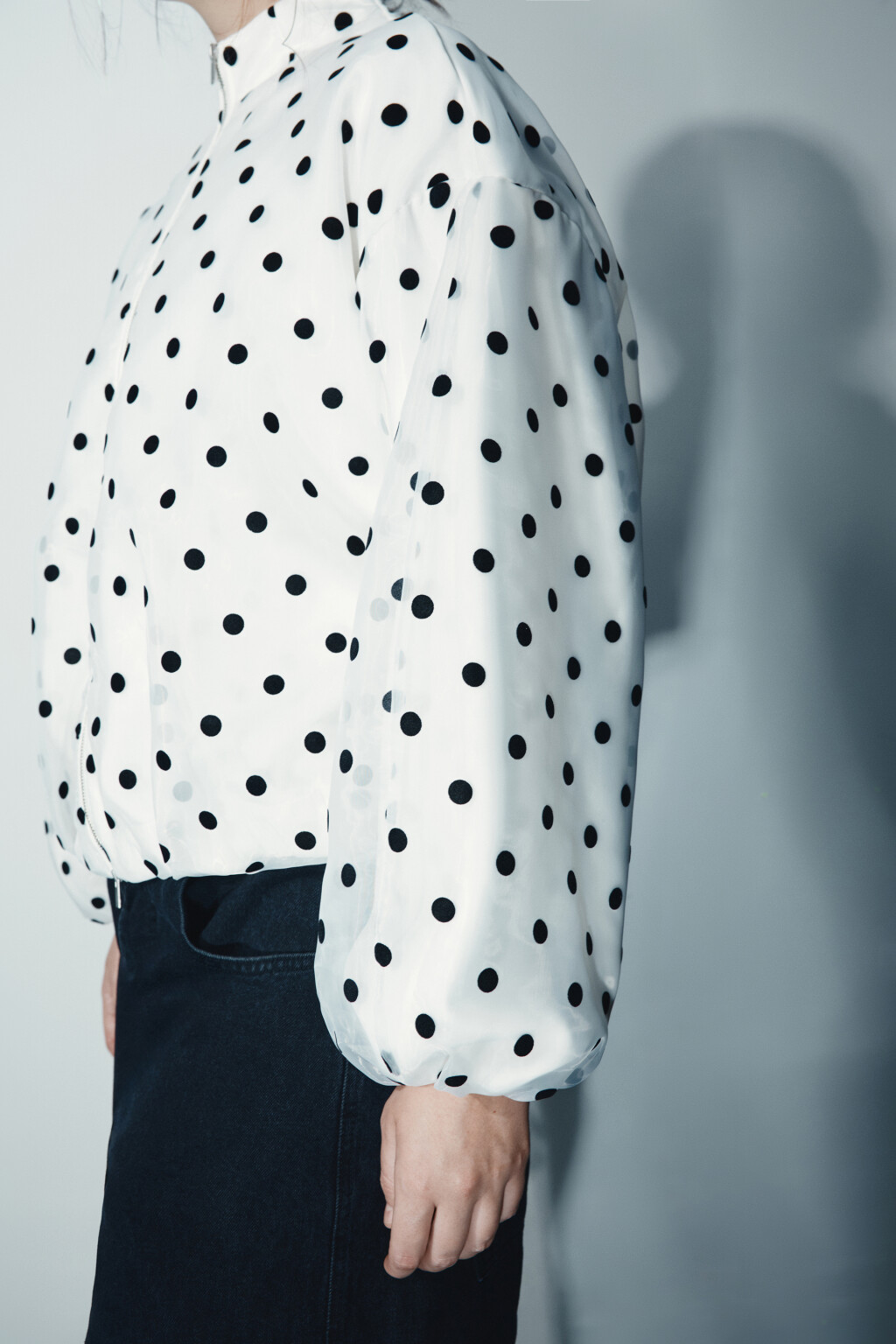 Бомбер в горошек - цвет белый - 7