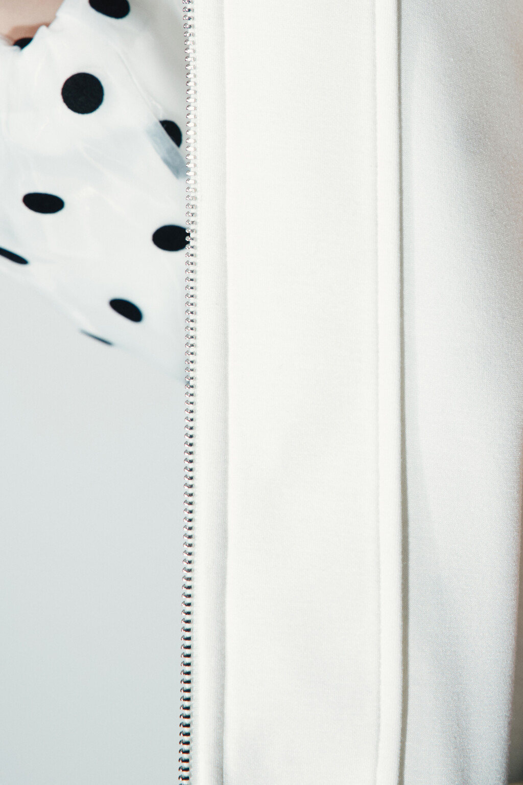 Бомбер в горошек - цвет белый - 8