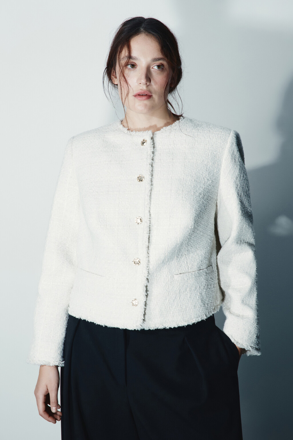 Жакет твидовый укороченный с шерстью - цвет молочный - 2