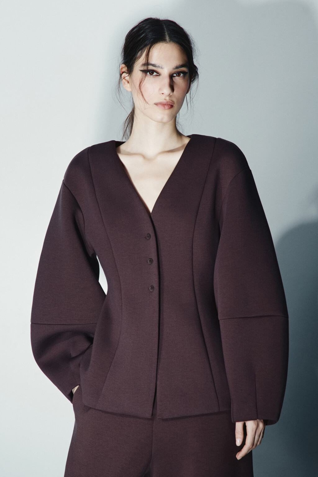 Пиджак приталенный с объемными рукавами - цвет коричневый - 2