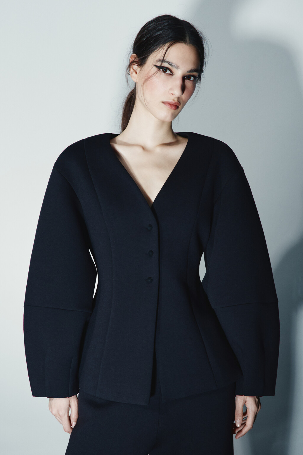 Пиджак приталенный с объемными рукавами - цвет черный - 2
