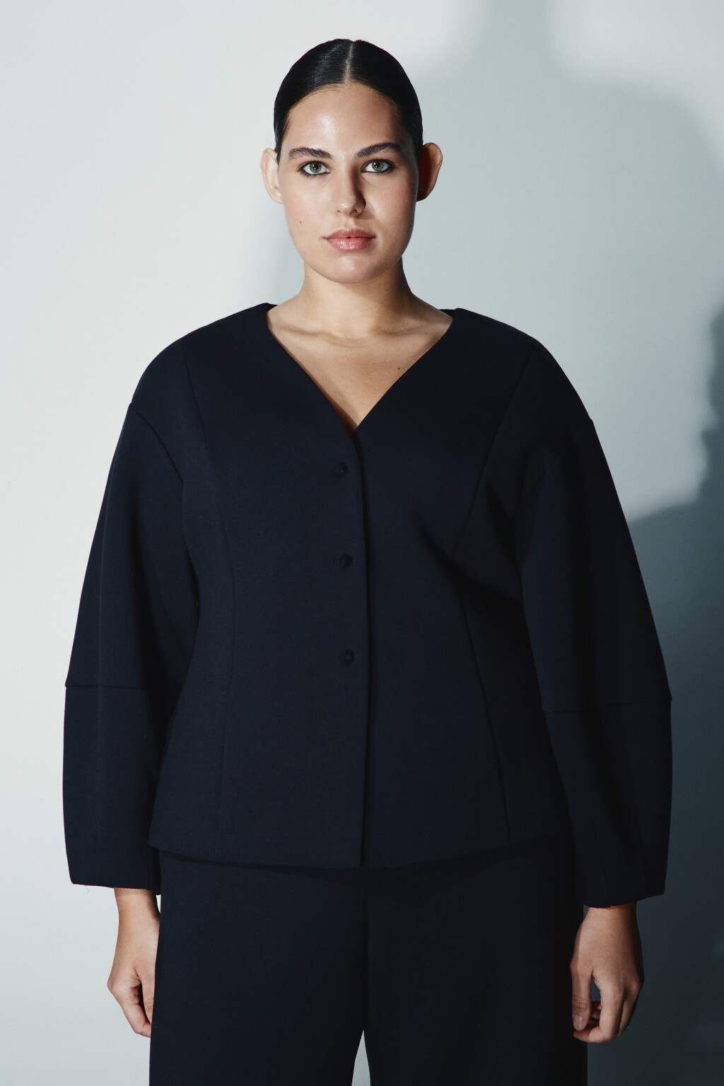 Пиджак приталенный с объемными рукавами - цвет черный - 2