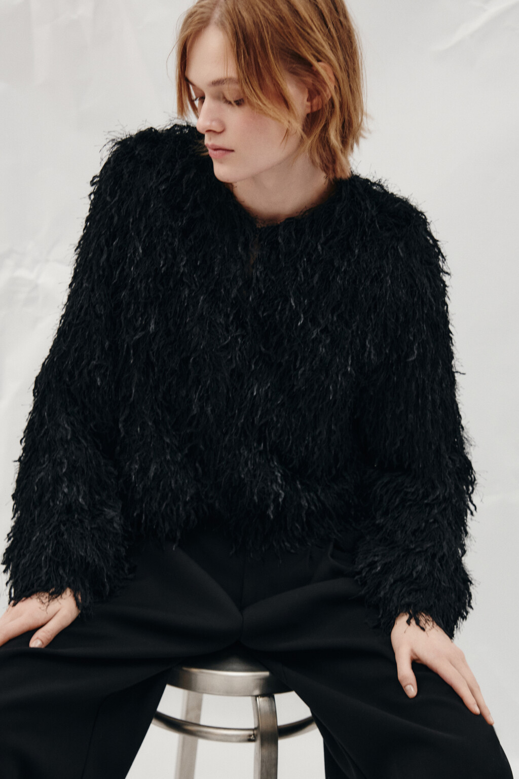 Жакет на крючках пушистый с бахромой - цвет черный - 1