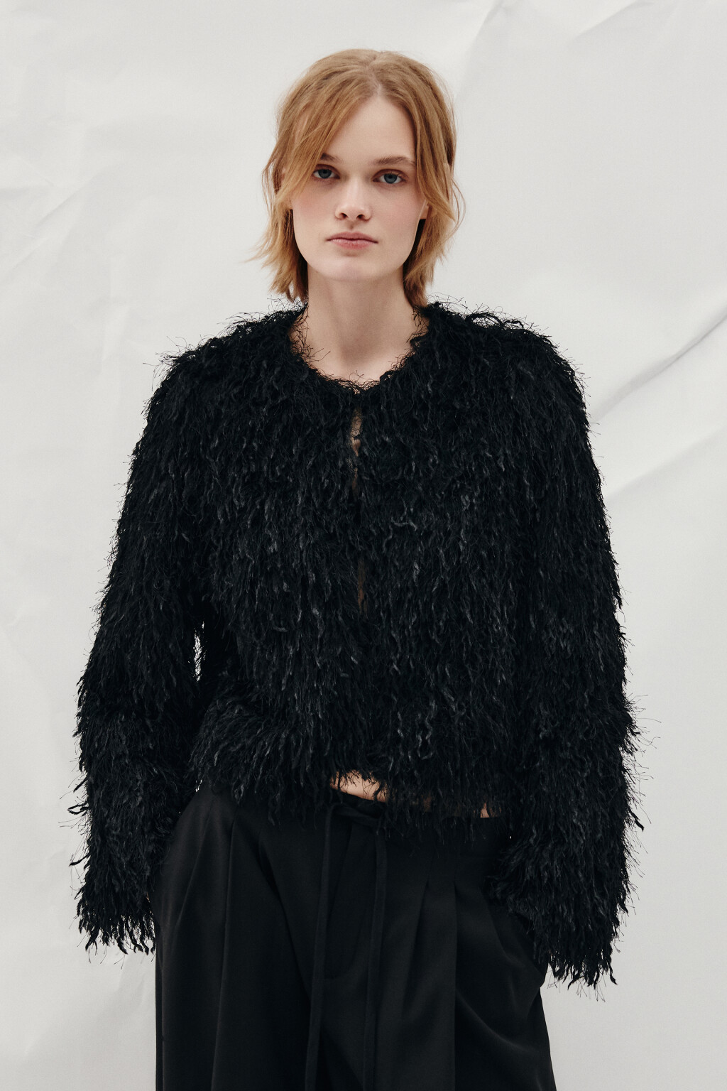 Жакет на крючках пушистый с бахромой - цвет черный - 2