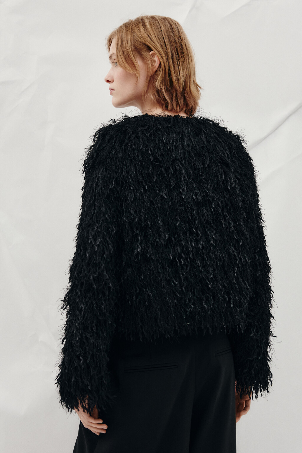 Жакет на крючках пушистый с бахромой - цвет черный - 3