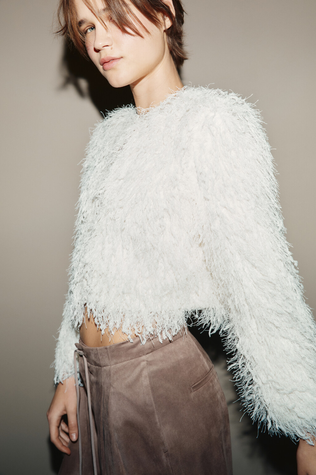 Жакет на крючках пушистый с бахромой - цвет молочный - 1