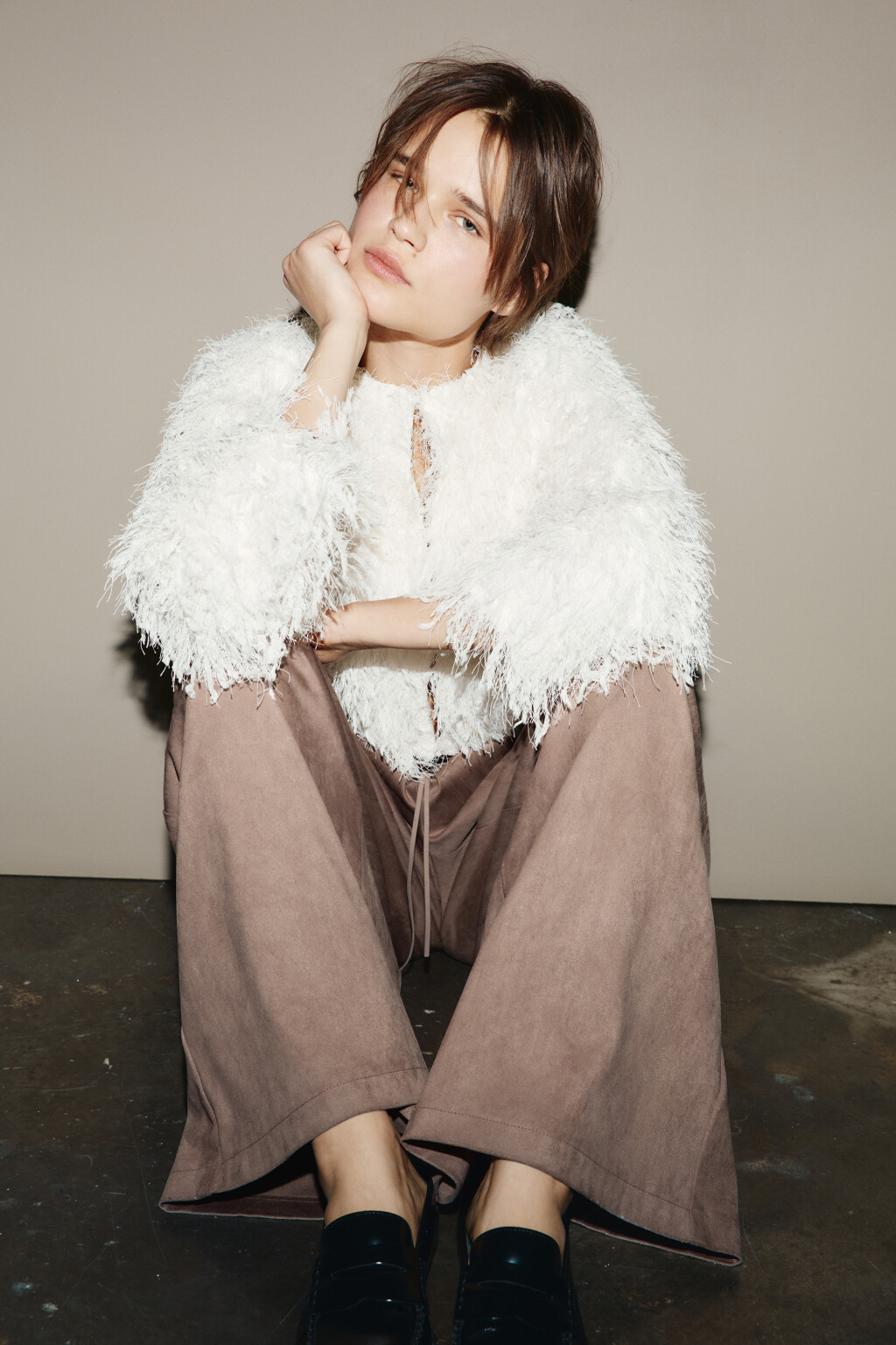 Жакет на крючках пушистый с бахромой - цвет молочный - 2