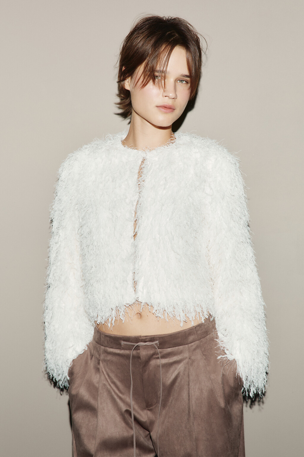 Жакет на крючках пушистый с бахромой - цвет молочный - 4