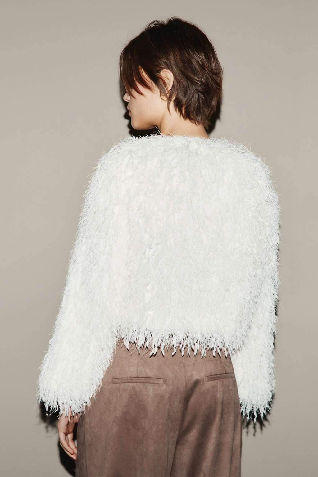 Жакет на крючках пушистый с бахромой - цвет молочный - 5