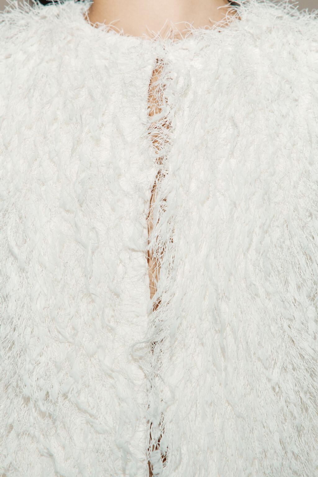 Жакет на крючках пушистый с бахромой - цвет молочный - 8