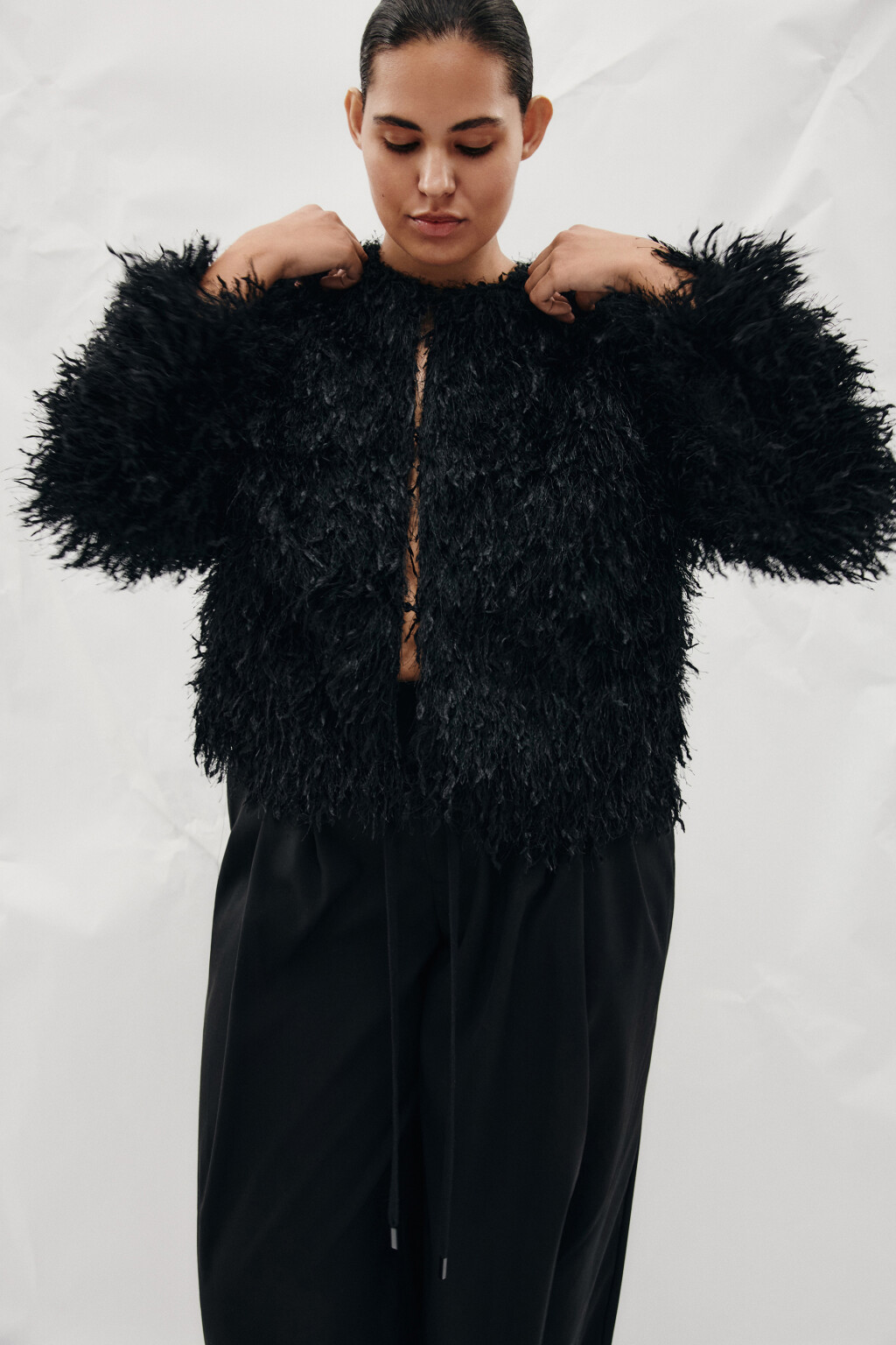 Жакет на крючках пушистый с бахромой - цвет черный - 2