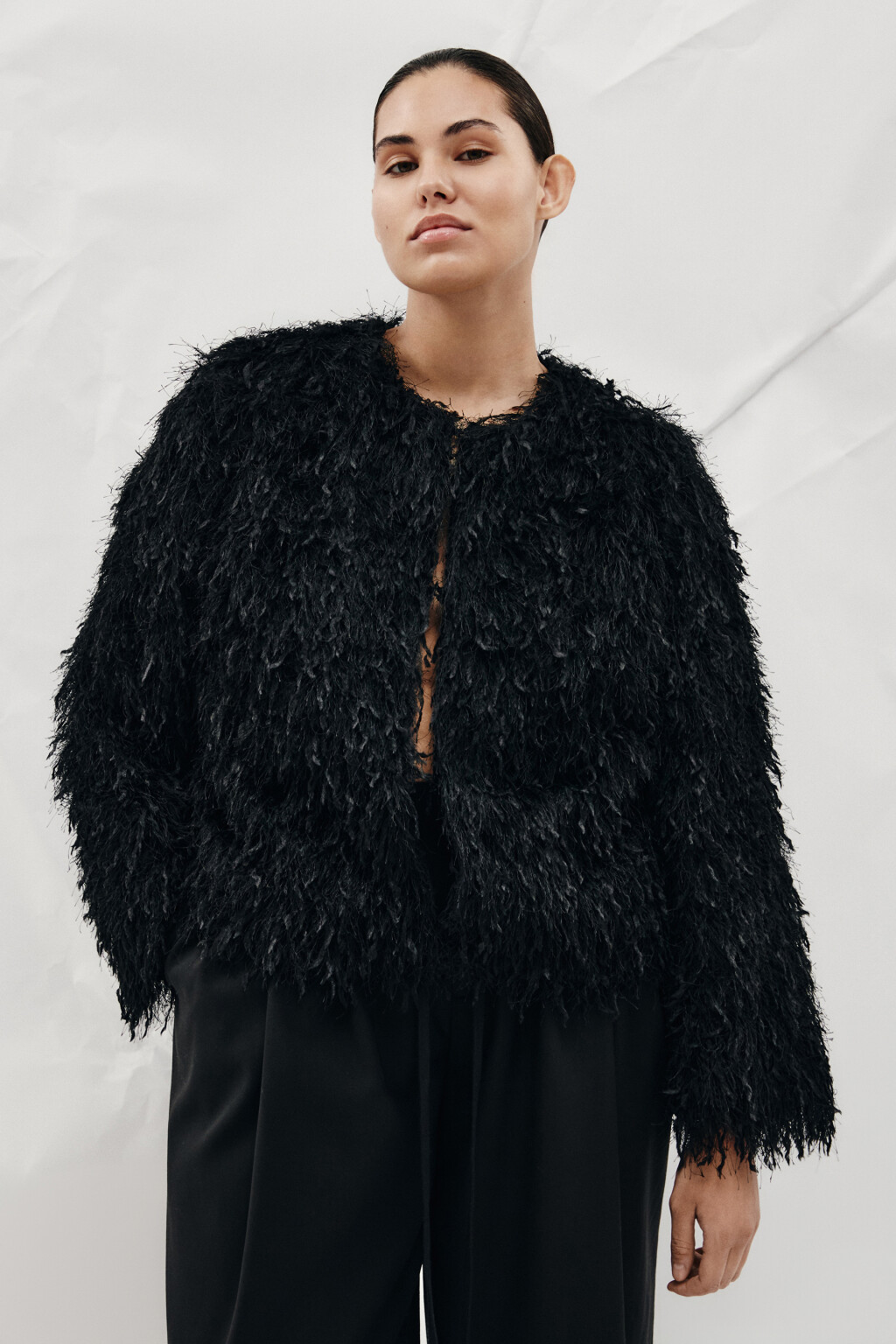 Жакет на крючках пушистый с бахромой - цвет черный - 3