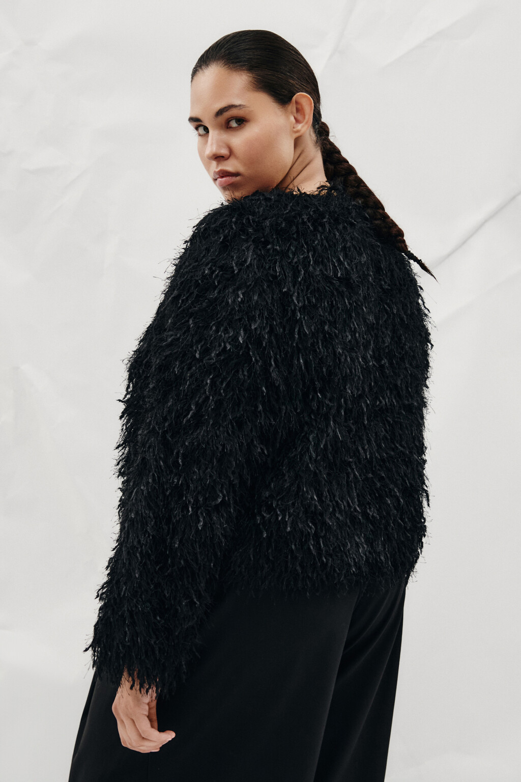 Жакет на крючках пушистый с бахромой - цвет черный - 4
