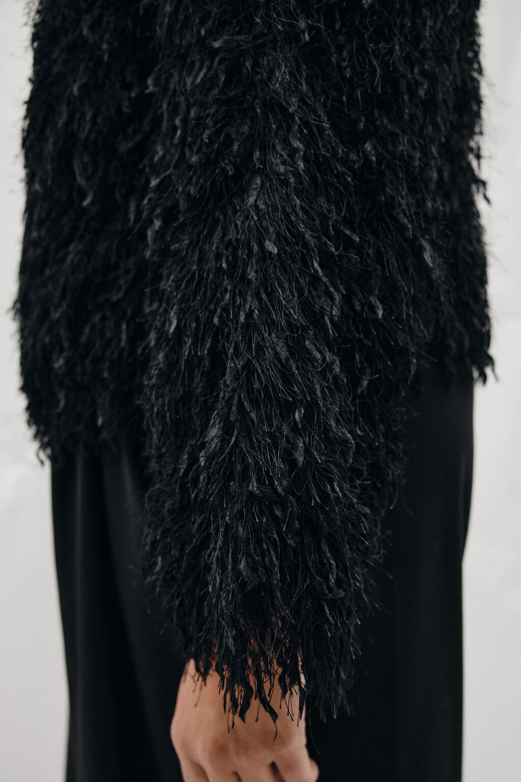 Жакет на крючках пушистый с бахромой - цвет черный - 6