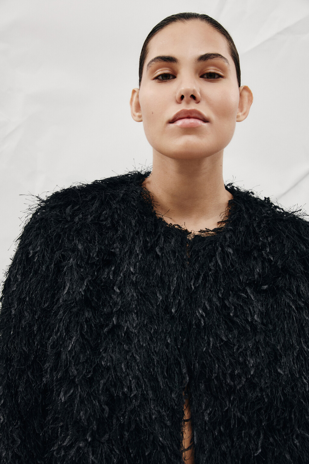 Жакет на крючках пушистый с бахромой - цвет черный - 7