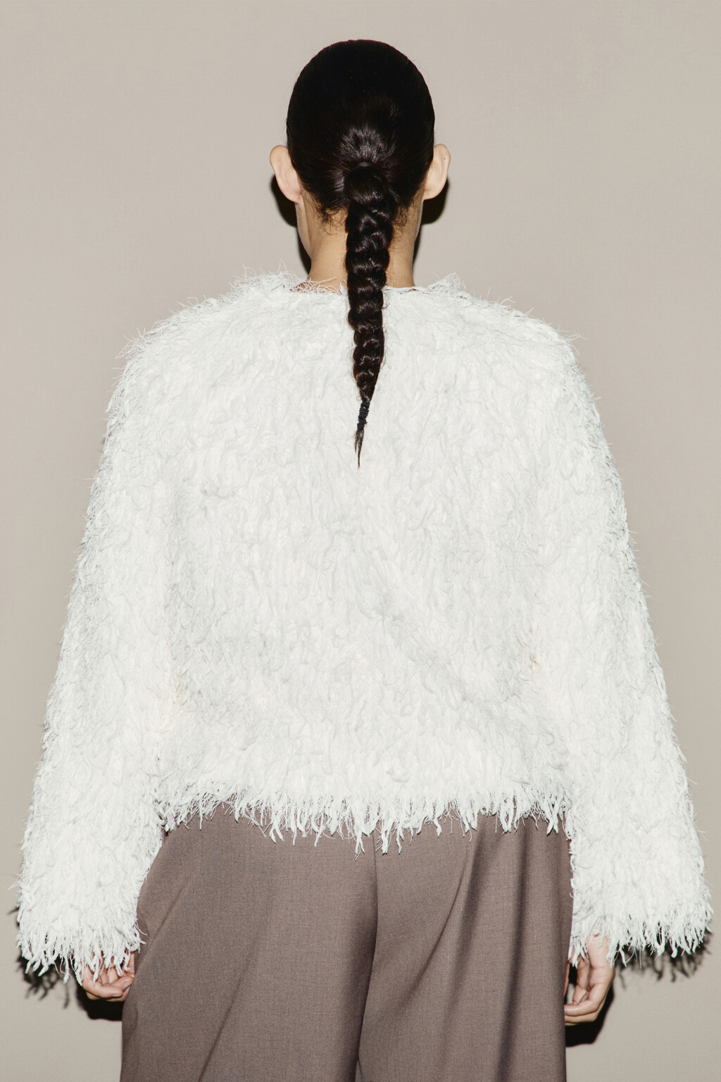 Жакет на крючках пушистый с бахромой - цвет молочный - 3